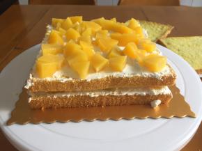 再放一层，继续抹奶油，撒黄桃颗粒