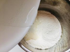 烫种：将高粉，糖，盐，放入容器中混合。水烧开，倒入容器中，搅拌均匀。