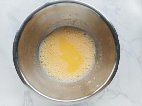 加入牛奶，搅打至牛奶完全融合。