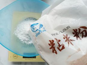 称量粘米粉并过筛。