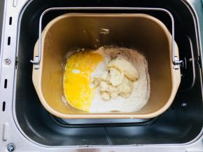将除黄油，盐之前的其他材料放入面包机中，搅拌成团出现粗膜后，加入盐。待面团光滑后，加入黄油。