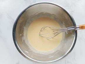将米粉加入蛋液中，Z形搅拌均匀，蛋黄糊完成。