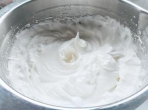 蛋白用电动打蛋器打发，打出鱼眼状的粗泡后，分三次加入细砂糖，直至打发到坚挺状态。