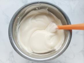 再将三分之一的蛋白霜加入蛋黄糊中，用刮刀翻拌均匀，最后把蛋黄糊全部倒入剩下的蛋白霜中，用刮刀翻拌均匀。