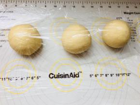 将面团平均分成3团，滚圆，覆盖保鲜膜松弛10分钟。