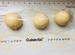 将面团平均分成3团，滚圆，覆盖保鲜膜松弛10分钟。