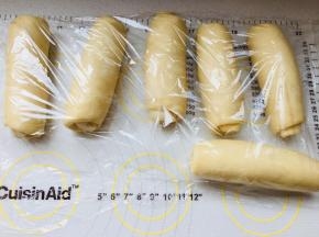 卷好后，覆盖保鲜膜，松弛15分钟。