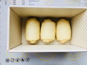 将卷好的面团卷，放入吐司模具中，进行二次发酵。