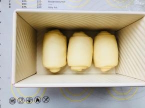 将卷好的面团卷，放入吐司模具中，进行二次发酵。