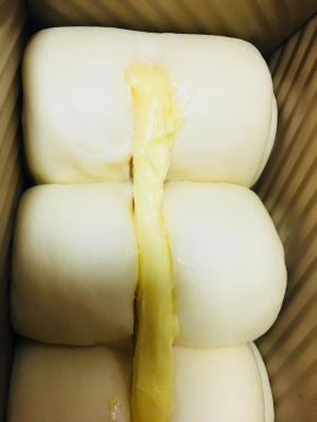 发酵至模具8分满，用剪刀在表面剪出口儿。将10克软化的黄油放入裱花袋，挤入口子内。