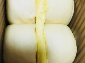 发酵至模具8分满，用剪刀在表面剪出口儿。将10克软化的黄油放入裱花袋，挤入口子内。