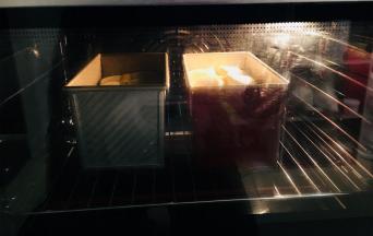 烤箱上火150，下火180.烤35到45分钟。烤制表面上色覆盖锡纸。具体温度感觉自己烤箱脾气调节。时间长短，根据你烤的吐司个数决定。