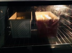 烤箱上火150，下火180.烤35到45分钟。烤制表面上色覆盖锡纸。具体温度感觉自己烤箱脾气调节。时间长短，根据你烤的吐司个数决定。