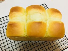 出炉立刻脱模，摊凉，密封保存。5天之内，它都是松软的。