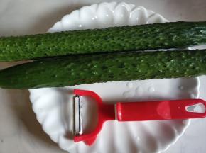 黄瓜洗净，准备好削皮刀。