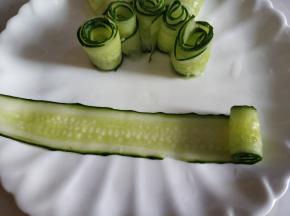 削好从黄瓜一头卷起。