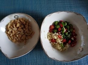 小米椒和蒜切粒，熟花生撵碎。