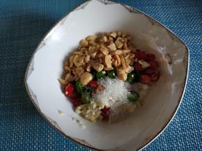 碗里放盐，白糖，鸡精。