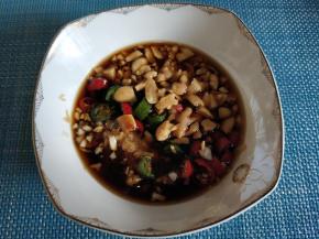 再放蚝油，醋，生抽调匀。