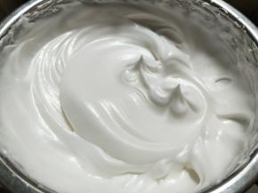 蛋清加白醋和细砂糖打至硬性发泡。