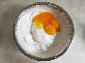 加入3个蛋黄。