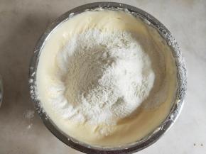 加入低筋面粉翻拌均匀。