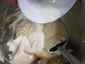 将黄油面糊加入剩余的蛋黄糊中，翻拌均匀。