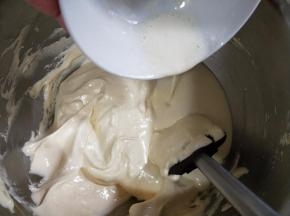 将黄油面糊加入剩余的蛋黄糊中，翻拌均匀。