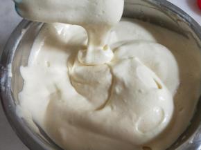 拌匀的面糊呈飘带状。