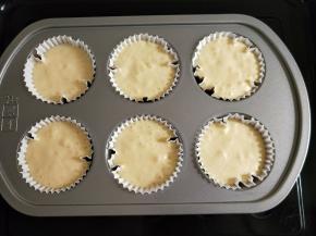 将面糊装入裱花袋，挤入模具中。