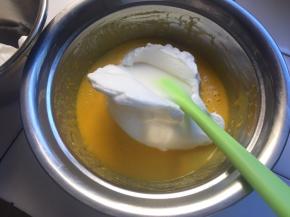 将一半蛋白倒入蛋黄糊中搅拌均匀，从下向上搅拌