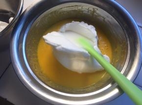 将一半蛋白倒入蛋黄糊中搅拌均匀，从下向上搅拌