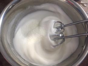 然后高速打发至有纹路状态，加入最后的白砂糖