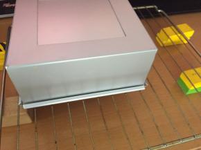 出炉轻震两下，震出热气，倒扣冷却后再脱模