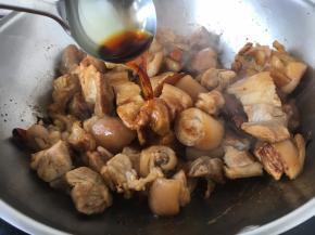 倒入提前备好（步骤11）的1小碗的糖色水。