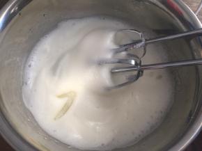 中速打发至粗泡消失，加入三分之一白砂糖