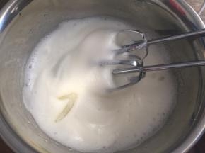 中速打发至粗泡消失，加入三分之一白砂糖
