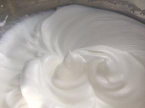 继续高速打发至干性发泡，拉起打到头有短而直立的小尖