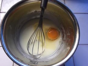 加入鸡蛋搅拌均匀