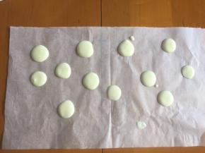 棋子画在油纸上，凝固后做装饰