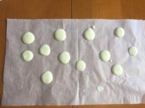 棋子画在油纸上，凝固后做装饰