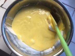 搅拌均匀后再倒回蛋白盆中，继续搅拌均匀