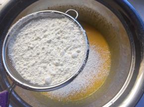 筛入低粉，Z字行搅拌均匀