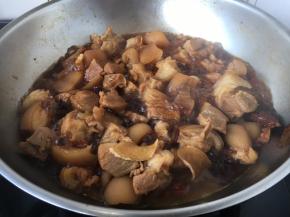 放入与食材齐平的开水，大火煮开，小火炖30分钟。