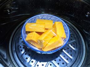 南瓜削皮切块放碗里盖上保鲜膜，上锅蒸15到20分钟。