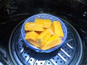 南瓜削皮切块放碗里盖上保鲜膜，上锅蒸15到20分钟。