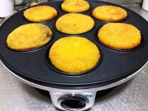 大概翻面四五次，煎至两面焦黄即可出锅。