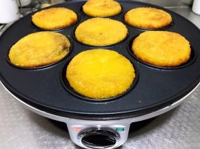 大概翻面四五次，煎至两面焦黄即可出锅。