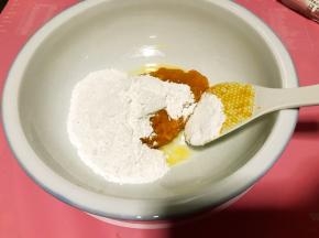 用铲子将蒸熟的南瓜趁热压成南瓜泥，加入适量糯米粉。