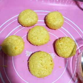 裹上面包糠压扁。